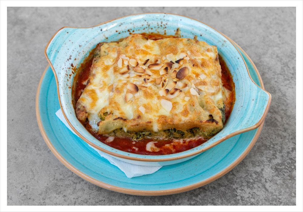 Cannelloni with spinach and smoked chicken